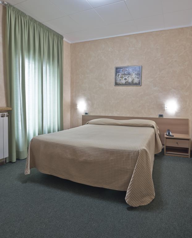 Hotel Valentini Inn Фолиньо Экстерьер фото